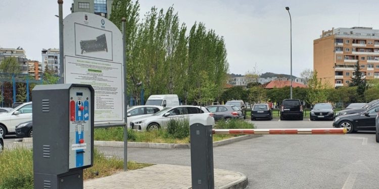 Parkim me kate në Tiranë! Hapet tenderi për 40 postet e para/ Shmangen parkimet dyshe…