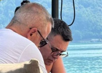 Në kërkim nga SPAK, Arben Ahmetaj shijon pushimet/ Shfaqet në plazh me…