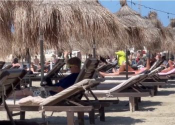 I mbushur plot me pushues të huaj! Ky është plazhi i preferuar i turistëve…