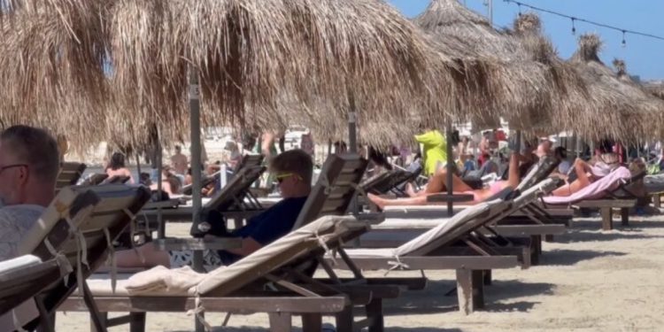 I mbushur plot me pushues të huaj! Ky është plazhi i preferuar i turistëve…