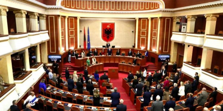 Kush janë 6 deputetët “dështakë” që paguhen kot, zero fjalë në Kuvend…