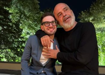 Djali i Sorosit e konsideron “vëlla” Edi Ramën, poston FOTON e veçantë nga Tirana: Mbaroi…