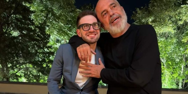 Djali i Sorosit e konsideron “vëlla” Edi Ramën, poston FOTON e veçantë nga Tirana: Mbaroi…