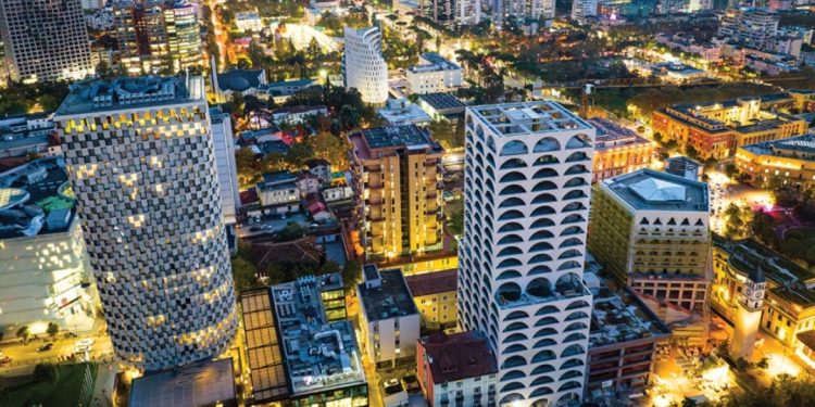 Nuk ndalen ndërtimet në Shqipëri/ Kush janë qytet me sipërfaqet më të mëdha të lejeve…