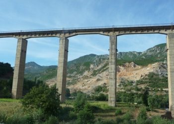 Si u ndërtua hekurudha Elbasan-Prrenjas, njihuni me misterin e “Urës së Bushtricës…