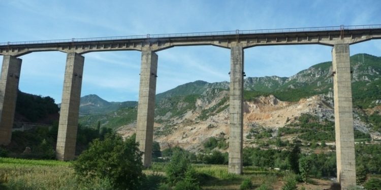 Si u ndërtua hekurudha Elbasan-Prrenjas, njihuni me misterin e “Urës së Bushtricës…