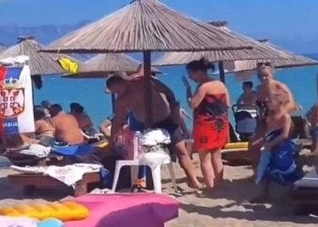 E paprecedentë/ Serbët përzënë nga plazhi familjen shqiptare, gjest i turpshëm…
