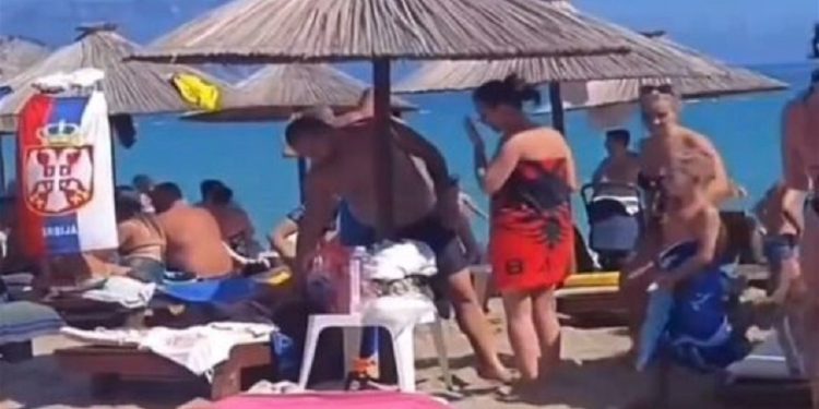 E paprecedentë/ Serbët përzënë nga plazhi familjen shqiptare, gjest i turpshëm…