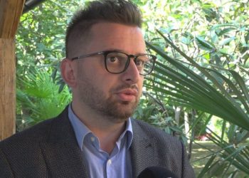 Kryebashkiaku i Kolonjës tregon çfarë operacioni estetik ka kryer: I kisha kompleks…