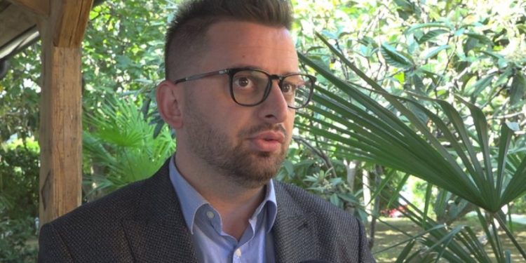 Kryebashkiaku i Kolonjës tregon çfarë operacioni estetik ka kryer: I kisha kompleks…