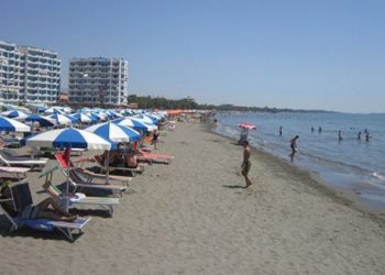 Mos e humb! Det i pastër, në këtë plazh në Shqipëri pushohet me kosto zero…