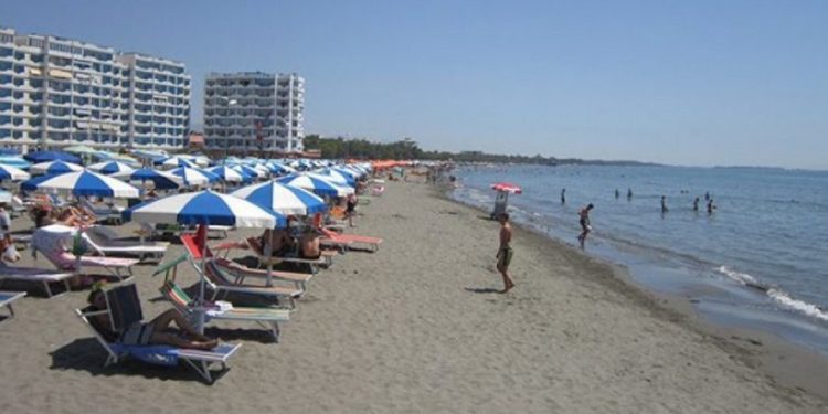Mos e humb! Det i pastër, në këtë plazh në Shqipëri pushohet me kosto zero…