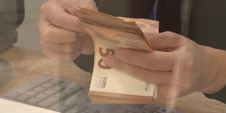 Si po ndryshon kursi i këmbimit valutor, çfarë ndodhi me Euron në “mes” të Gushtit…