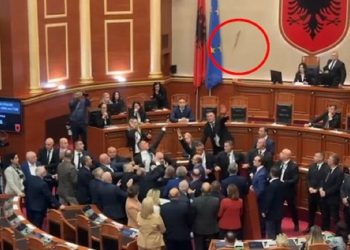 VIDEO/ Momenti kur Gaz Bardhi hedh drejt Spiropalit këmbën e karriges…
