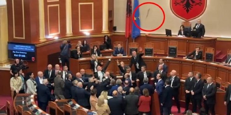 VIDEO/ Momenti kur Gaz Bardhi hedh drejt Spiropalit këmbën e karriges…