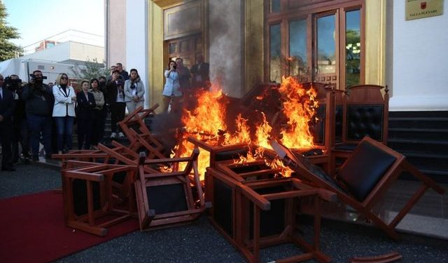 EMRAT/ Kaosi, kush janë 24 deputetët e PD-së që duhet të përjashtohen…