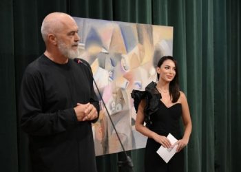 Edi Rama i beson gazetares së “Top Channel” postin në Kryeministri…