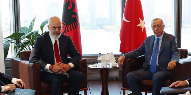 Takimi “kokë më kokë” mes Ramës dhe Erdoganit, ja për çfarë biseduan dy liderët