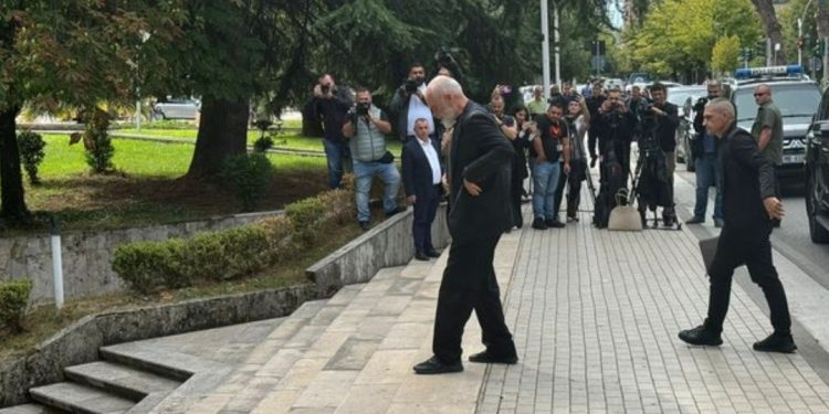 Takimi “urgjent” me kryebashkiakët socialistë, Rama mbërrin në…