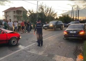 E FUNDIT/ Aksident i trefishtë në Lezhë, makinat përplasen “kokë më kokë”, dy persona…