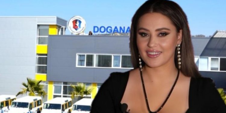 Kush është moderatorja simpatike e TV që do të bëjë “vetingun” e doganierëve…