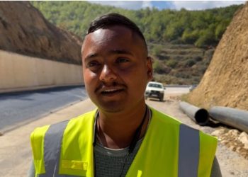 Nga inxhinierë e deri në punëtorë, indianët po shtrojnë rrugët në qytetin…