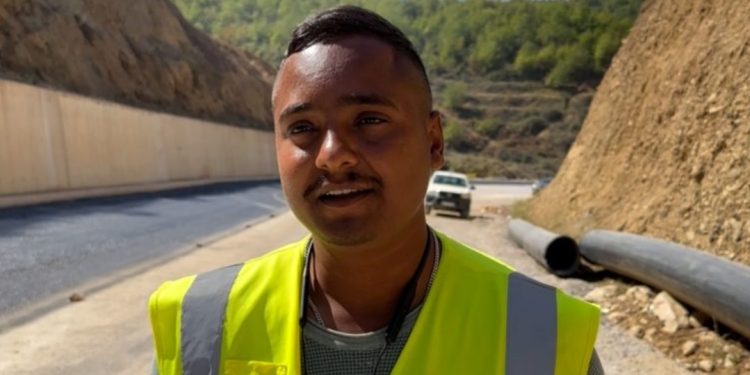 Nga inxhinierë e deri në punëtorë, indianët po shtrojnë rrugët në qytetin…