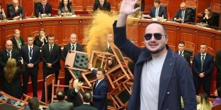 Kuvendi i ndërpreu mandatin, Salianji reagon nga qelia: Edhe nga burgu do të…