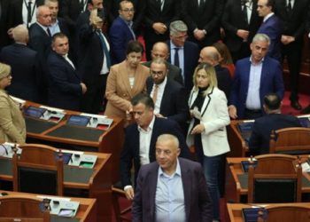 LAJM I FUNDIT/ Kaos dhe flakë, kush është deputeti që përfundon në spital…