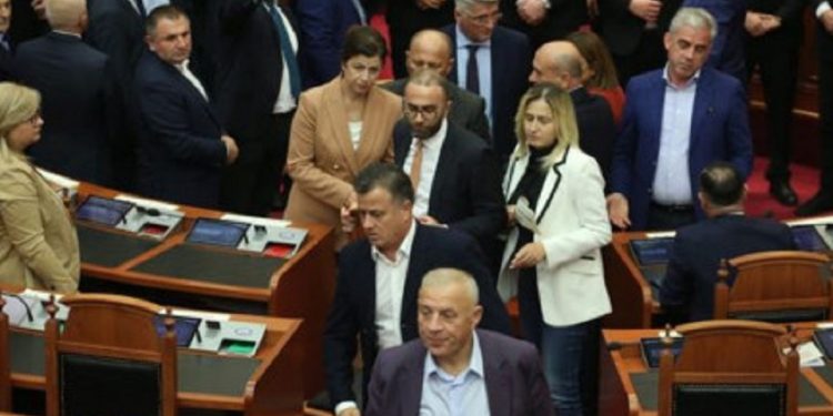 LAJM I FUNDIT/ Kaos dhe flakë, kush është deputeti që përfundon në spital…