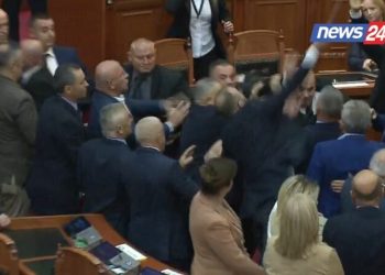 Përplasje të dhunshme në Kuvend, deputetët e PD përplasen fort me…(VIDEO)