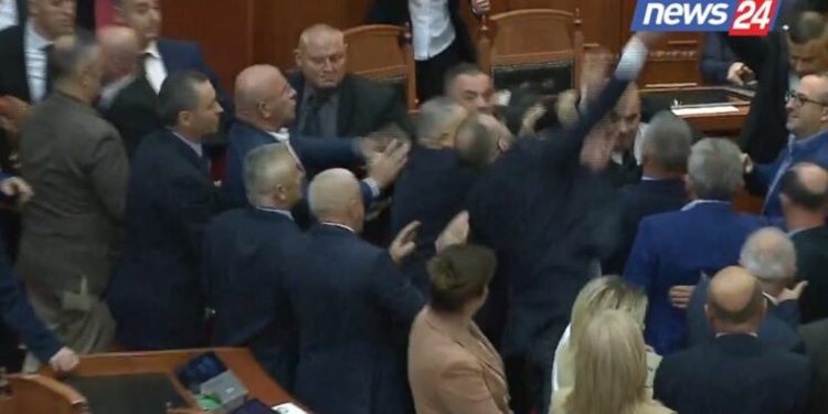 Përplasje të dhunshme në Kuvend, deputetët e PD përplasen fort me…(VIDEO)