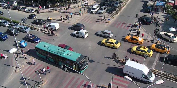 Hyn në fuqi të hënën! Kush preket nga VENDIMI në Tiranë, ndalohet qarkullimi i makinave nga…