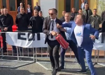 VIDEO/ Noka tenton t’i vërë flakën banderolës, shikoni si godet me shishen e benzinës…