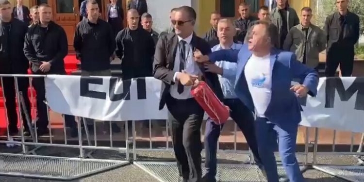 VIDEO/ Noka tenton t’i vërë flakën banderolës, shikoni si godet me shishen e benzinës…