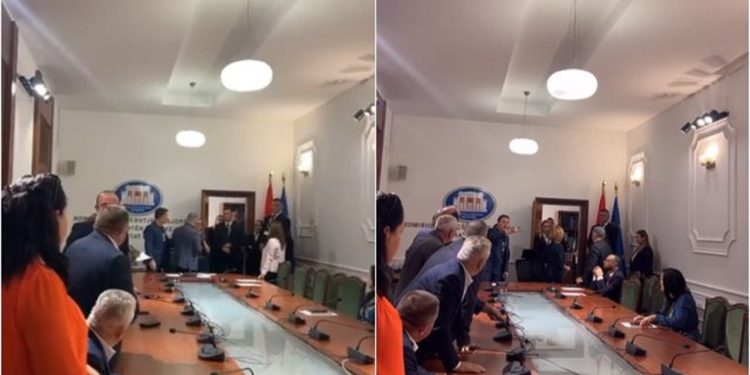 “Ik qërohu!”/ Plas keq sherri, Flamur Noka nuk ndalet! Shkul mikrofonin në…