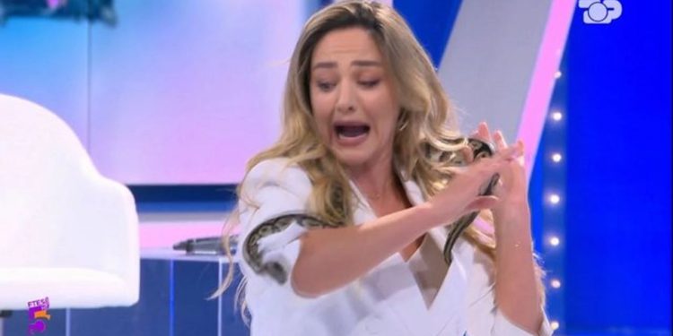 E papritur/ Bieta Sulos gati t’i bjerë të fikët në emision, bën veprimin e pazakontë…