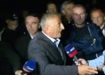 “Poshtë komunizmi, rroftë Edi Rama!”/ Protestuesi i Berishës bëhet “lëmsh”: Jetën e japim…