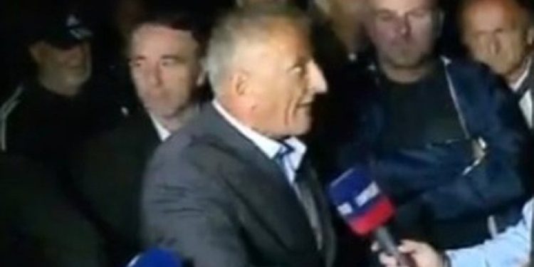 “Poshtë komunizmi, rroftë Edi Rama!”/ Protestuesi i Berishës bëhet “lëmsh”: Jetën e japim…