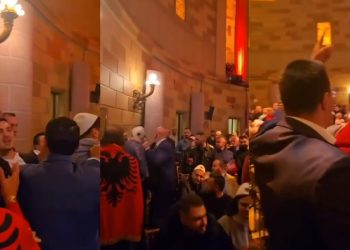 “O hajdut…O hajdut!”/ Përplasje brenda takimit të Ramës në SHBA, militantë të Berishës futen…