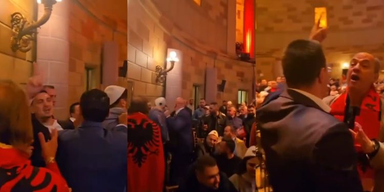 “O hajdut…O hajdut!”/ Përplasje brenda takimit të Ramës në SHBA, militantë të Berishës futen…