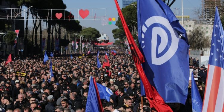 Mbahen sekret për të mos u kuptuar nga policia/ Ja SKENARËT e PD për protestën e sotme…