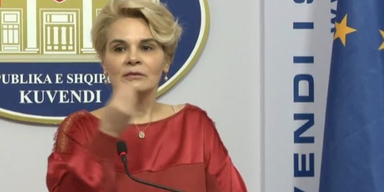 “Shpërthen” Kryemadhi: Na del një “motër fuc***” që e godet në kokë Ilir Metën
