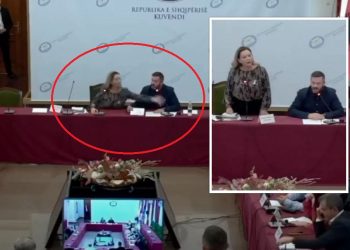 “Njoftoni një ambulancë”/ “Plas” sherri, Vokshi i hedh në tokë mikrofonin Ndrecës (VIDEO)