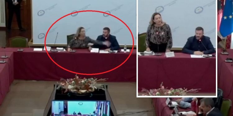 “Njoftoni një ambulancë”/ “Plas” sherri, Vokshi i hedh në tokë mikrofonin Ndrecës (VIDEO)