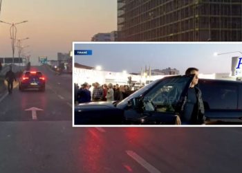 “Mosbindja e Hallexhinjve”/ Flamur Noka “parkon” makinën e tij luksoze në mes të rrugës