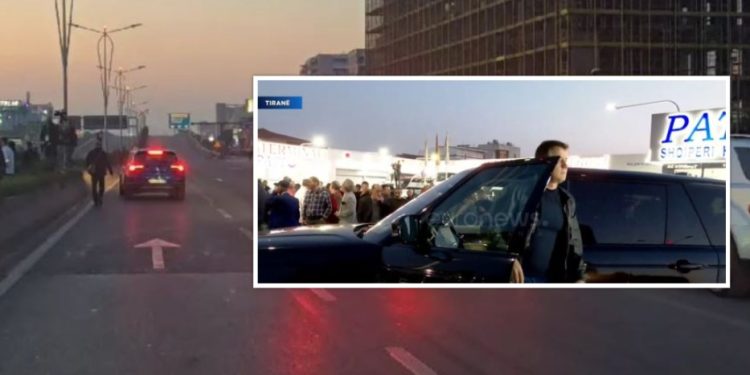 “Mosbindja e Hallexhinjve”/ Flamur Noka “parkon” makinën e tij luksoze në mes të rrugës