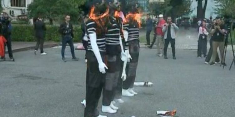 Zjarr në oborr/ Flamur Noka nxjerr shishen me benzinë dhe e hedh në…
