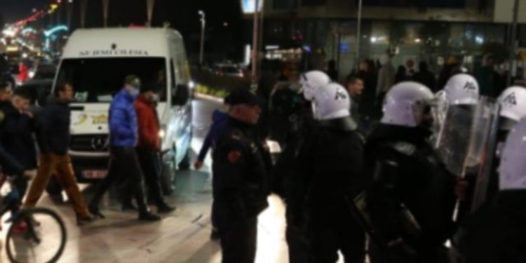 “Koha Jonë” tregon skenarin e protestës së PD: E dhunshme, do ketë përplasje…