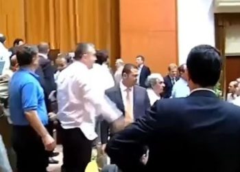 Gafa e Flamur Nokës, poston VIDEO-n kur Ilir Meta shkatërroi tavolinën e…